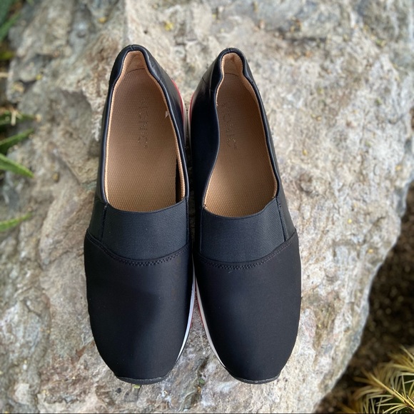 VIONIC Black Leather Slip Ons ⭐️ So Cute - Picture 3 of 13
